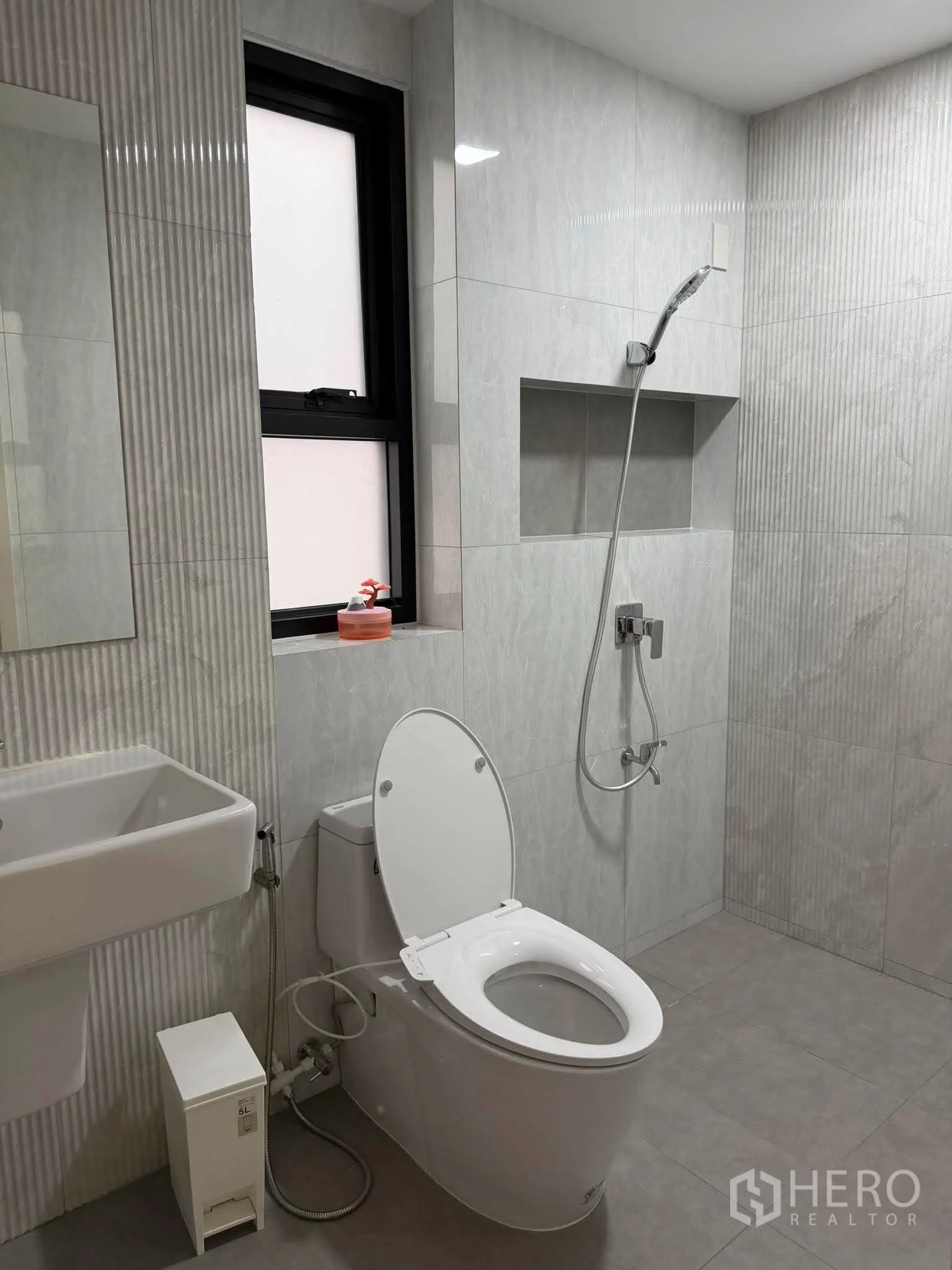 家庭办公室 for rent in Phra Khanong, Bangkok - 浴室带窗、手持花洒和洗手盆。