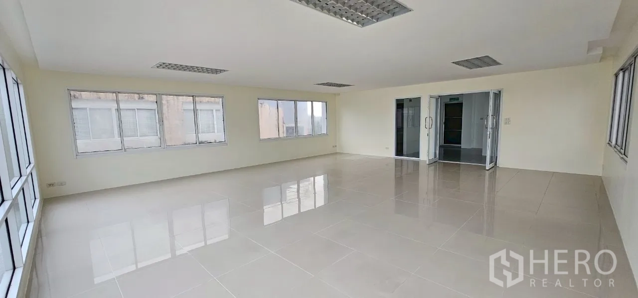 办公空间 出租在Bueng Kum, Bangkok - 屋顶露台景观，水塔与城市天际线。