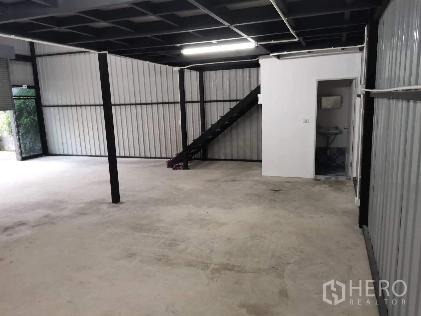 仓库 for rent in Suan Luang, Bangkok - 仓库底层，开阔地面、夹层结构与卫生间入口。