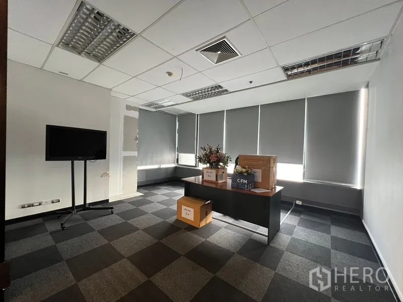 สำนักงาน ให้เช่าในHuai Khwang, Bangkok - ห้องทำงานส่วนตัว โต๊ะทำงาน ม่านบังแดด และพรมแผ่น