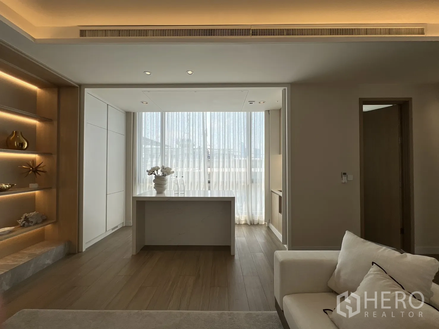 Semi-detached House for sale in Yan Nawa, Bangkok - Corner of living area with worktop console and full-height window.