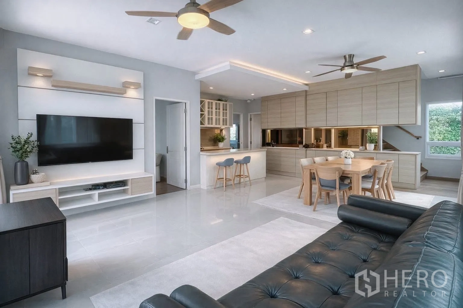 独栋房屋 for rent or sale in Bang Phli, Samut Prakan - 开放式客餐厅，电视墙、吧台与吊扇相连。
