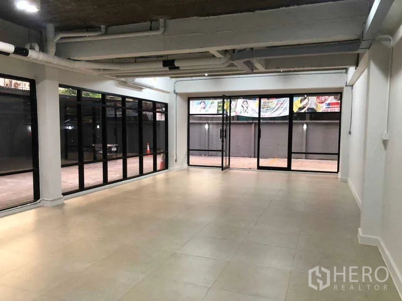 Office Space for rent in Phaya Thai, Bangkok - Open-plan office with wraparound glass walls facing the courtyard.