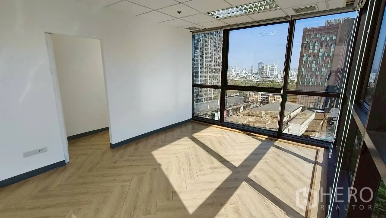 สำนักงาน for rent in Ratchathewi, Bangkok - ห้องทำงานมุมกระจก แสงธรรมชาติเต็มพื้นที่ เห็นวิวเมือง