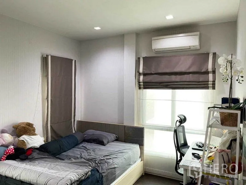 บ้าน ขายในPrawet, Bangkok - ห้องนอนสว่าง เตียงคู่ โต๊ะทำงาน เครื่องปรับอากาศ และมู่ลี่สีเทา