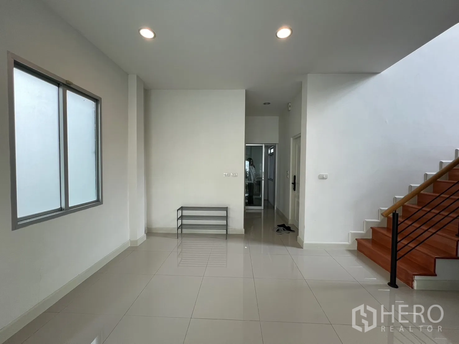 Detached House for rent in Saphan Sung, Bangkok - Hall and staircase with frosted side window providing natural light.