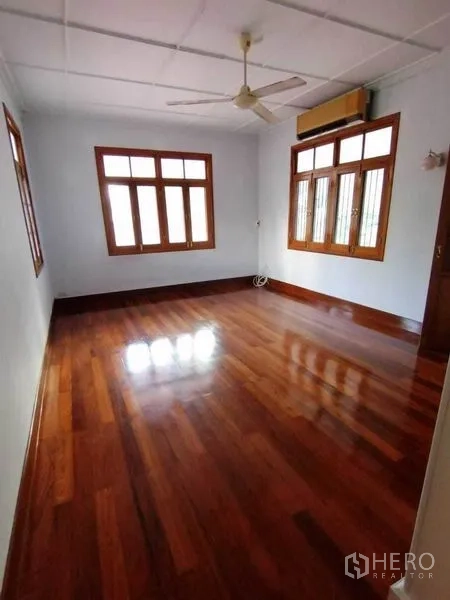 独立式住宅 出租在Pathum Wan, Bangkok - 卧室，两面木框窗，吊扇与空调