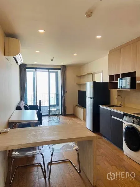 公寓 出租或出售在Ratchathewi, Bangkok - 开放式客餐厅与厨房，连通阳台，木地板与全套家电。
