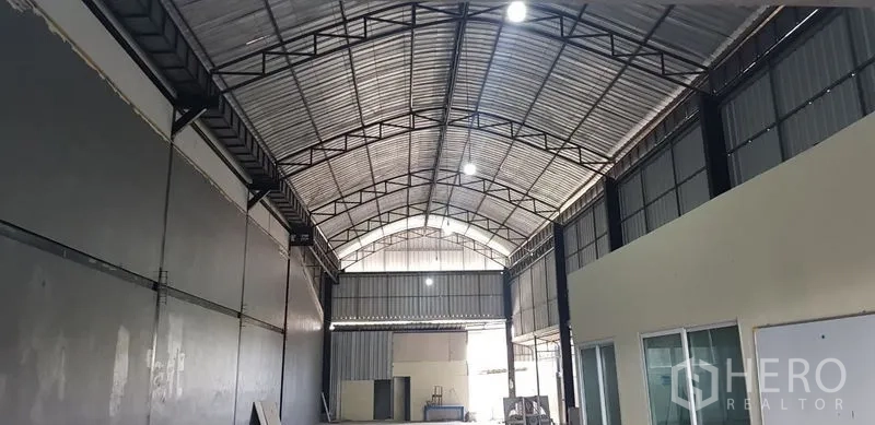 คลังสินค้า ให้เช่าในBang Phli, Samut Prakan - หลังคาเมทัลชีททรงโค้งแบบสแปนกว้างภายในโกดัง
