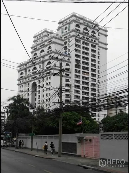 公寓 出售在Watthana, Bangkok - 街景视角的高层公寓，外立面具古典风格。
