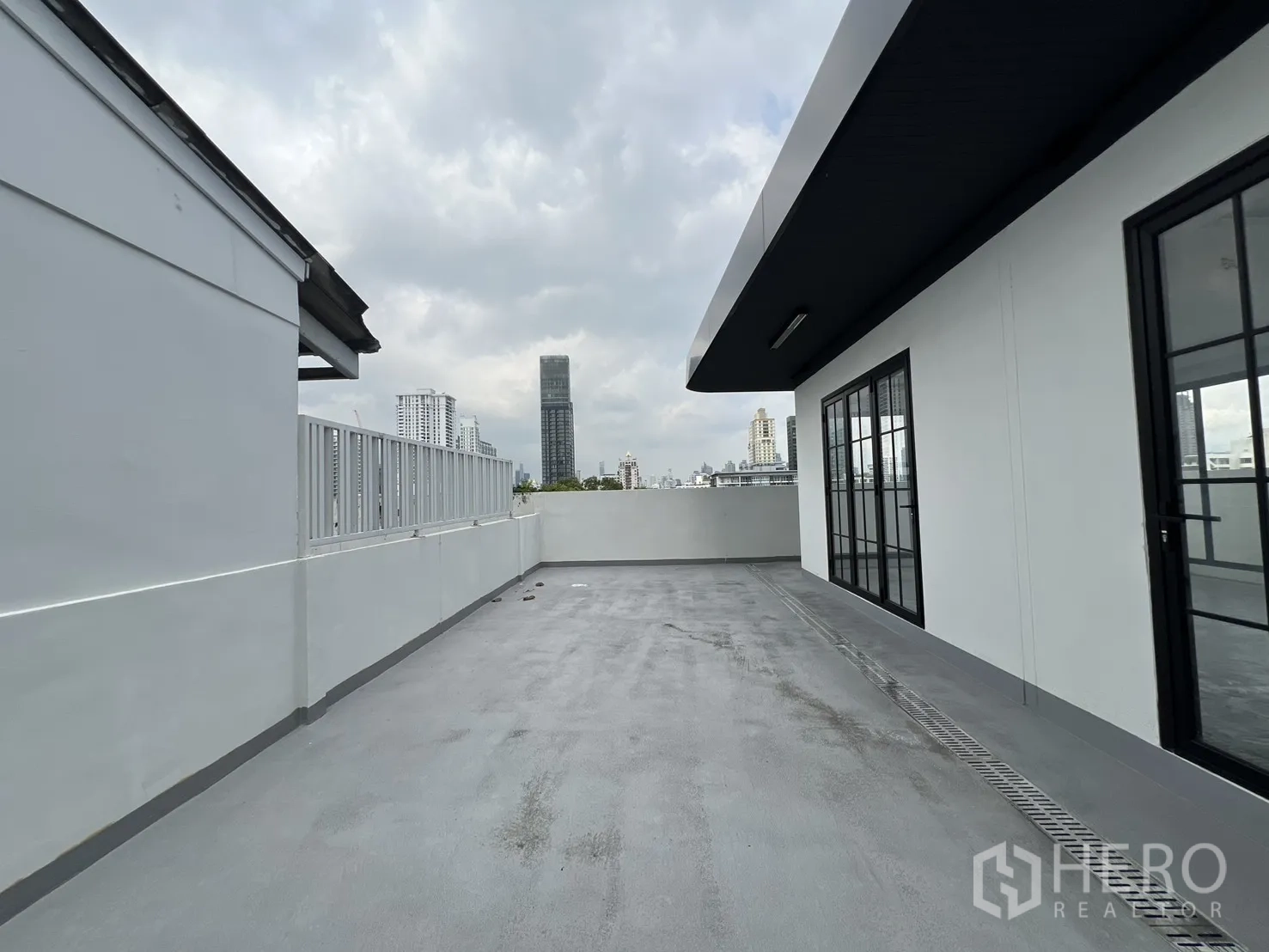 Retail Space for rent in Khlong Toei, Bangkok - Compact pantry with countertops and grey wall tiles.