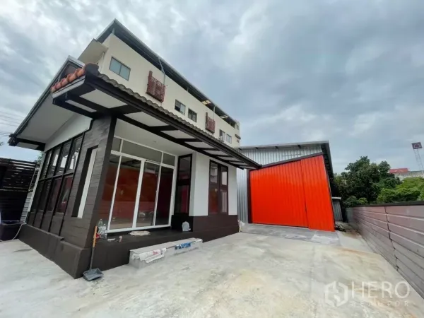คลังสินค้า ให้เช่าในKhlong Toei, Bangkok - อาคารออฟฟิศกระจกบานใหญ่ ข้างประตูสไลด์สีส้มของโกดัง