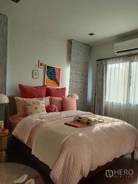 บ้าน ให้เช่าในBang Phli, Samut Prakan - ห้องนอนโทนชมพู มีเตียง ผ้าม่านและเครื่องปรับอากาศ