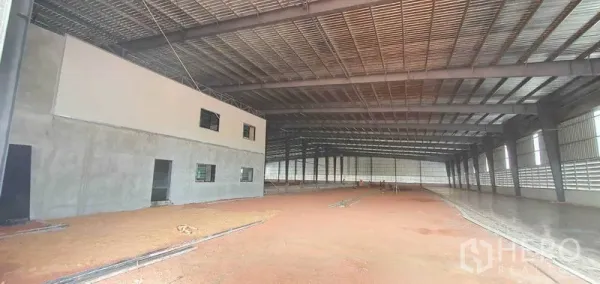 โรงงาน ให้เช่าในMueang Samut Sakhon, Samut Sakhon - ภายในโรงงานโปร่งหลังคาโครงเหล็กสูง แสงธรรมชาติ พื้นคอนกรีตบางส่วน