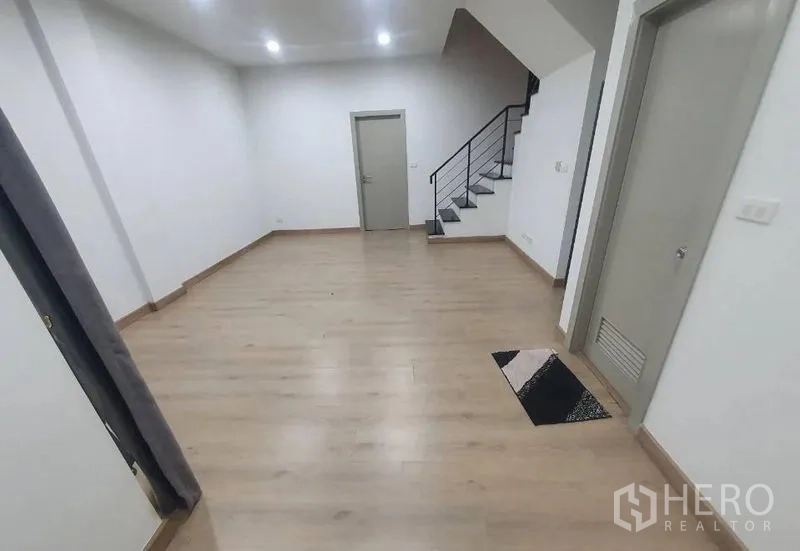 带办公室的家 出租在Lat Phrao, Bangkok - 木地板工作区，带楼梯与多扇室内门，便于自由改造。