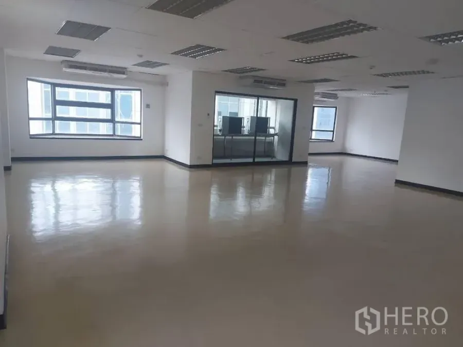 办公空间 出租在Pathum Wan, Bangkok - 采光充足的开放式办公室，带大窗与玻璃隔间会议室