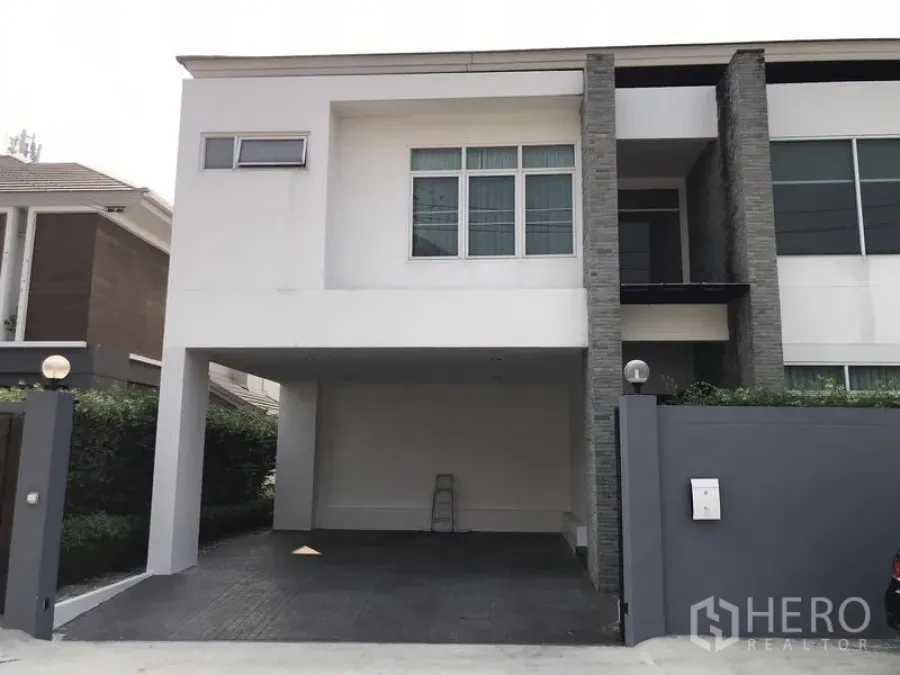 Detached House for sale in Wang Thonglang, Bangkok - Front facade of detached house with gated driveway and double carport