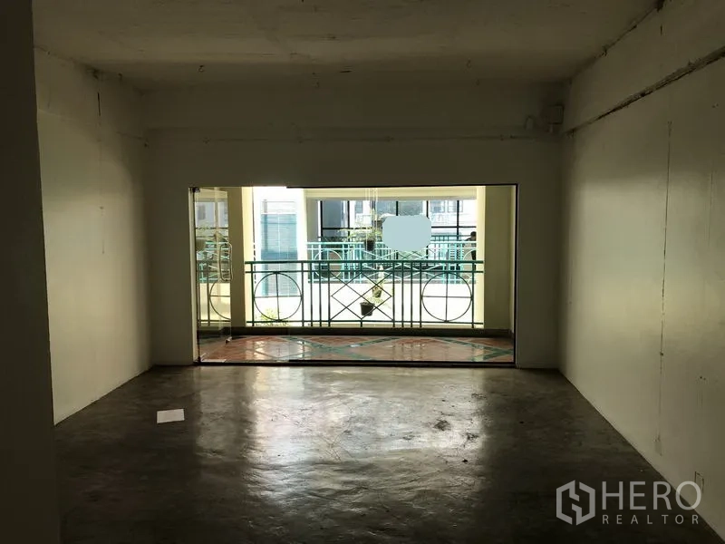 零售空间 出租在Khlong Toei, Bangkok - 空置开放式店铺，水泥抛光地面，面向室内中庭与栏杆阳台。