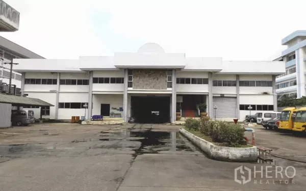 工厂 出租或出售在Bang Phli, Samut Prakan - 工厂正立面，两层建筑与宽阔混凝土车道和装卸口