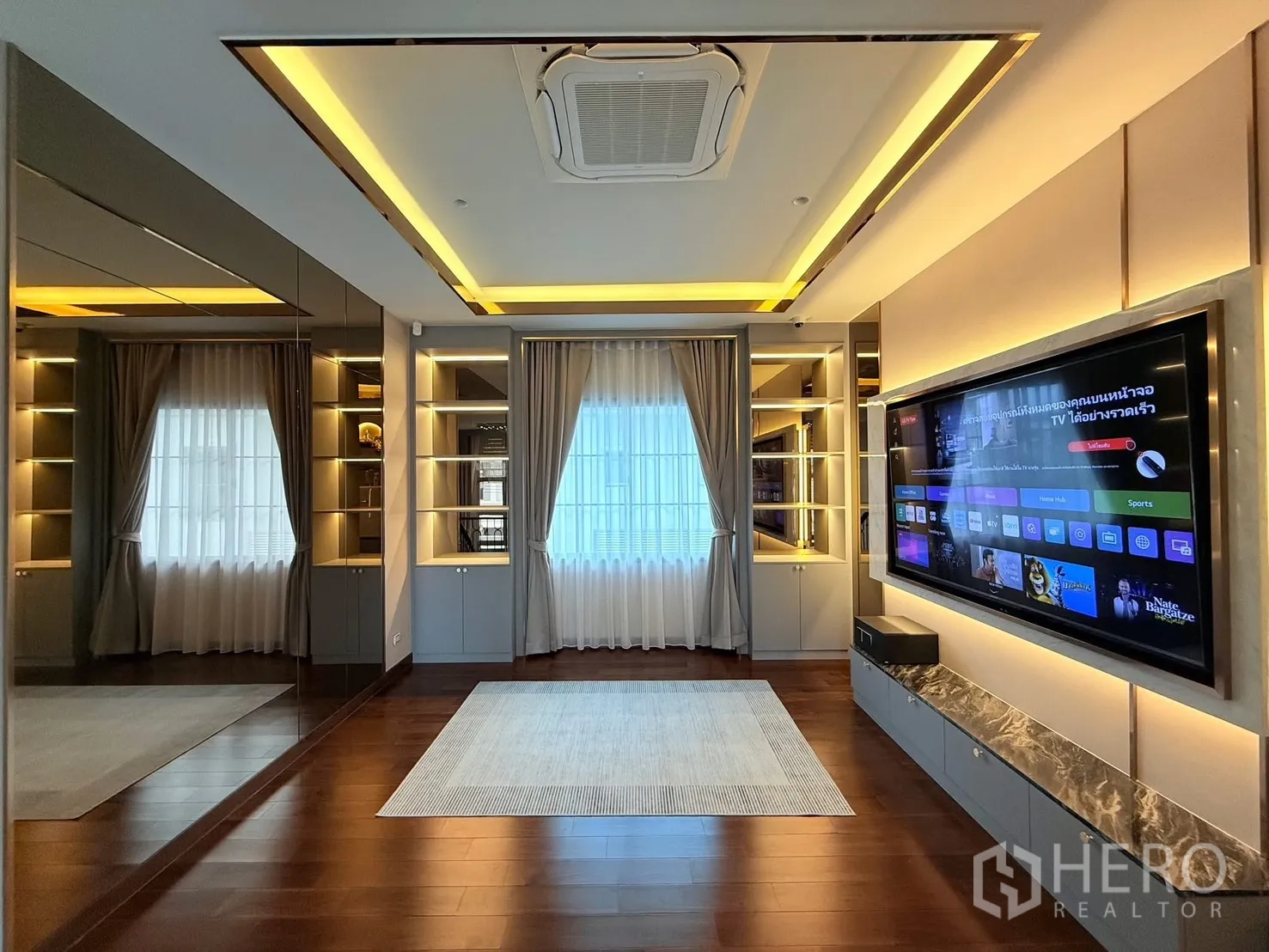 独立式住宅 出租或出售在Bang Phli, Samut Prakan - 家庭影音室，发光展示柜、巨幕电视与氛围灯带。
