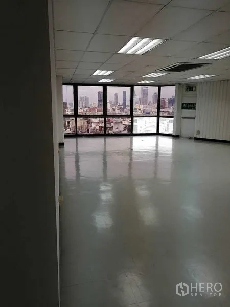 สำนักงาน ให้เช่าในBang Rak, Bangkok - พื้นที่สำนักงานแบบเปิด หน้าต่างบานใหญ่ ไฟฝ้าทีบาร์ และวิวสกายไลน์