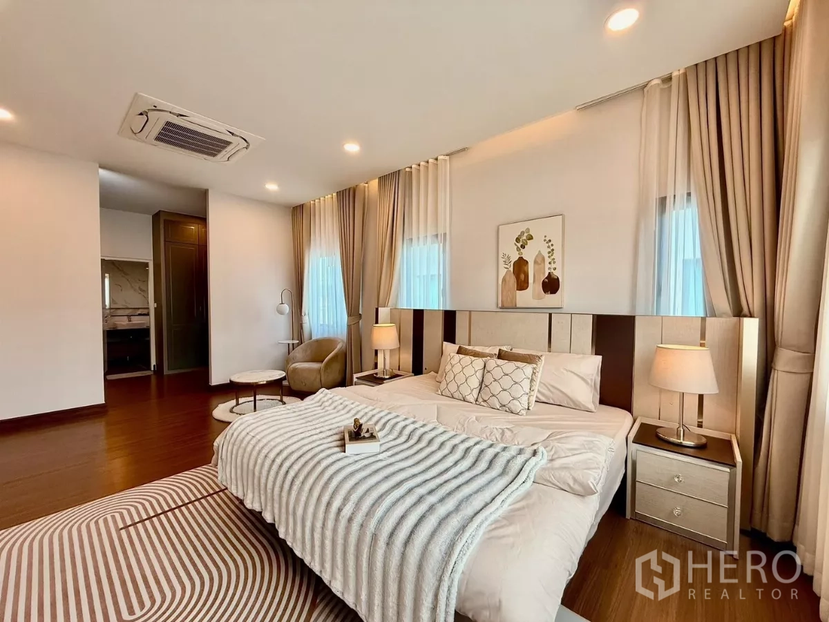 独立式住宅 出租在Bang Phli, Samut Prakan - 主卧视角，可见套卫入口与定制衣柜。