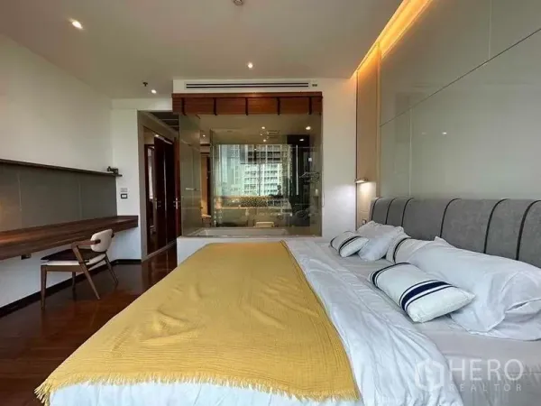 公寓 出租在Khlong Toei, Bangkok - 主卧配大床与玻璃隔断卫浴，享城市景观。