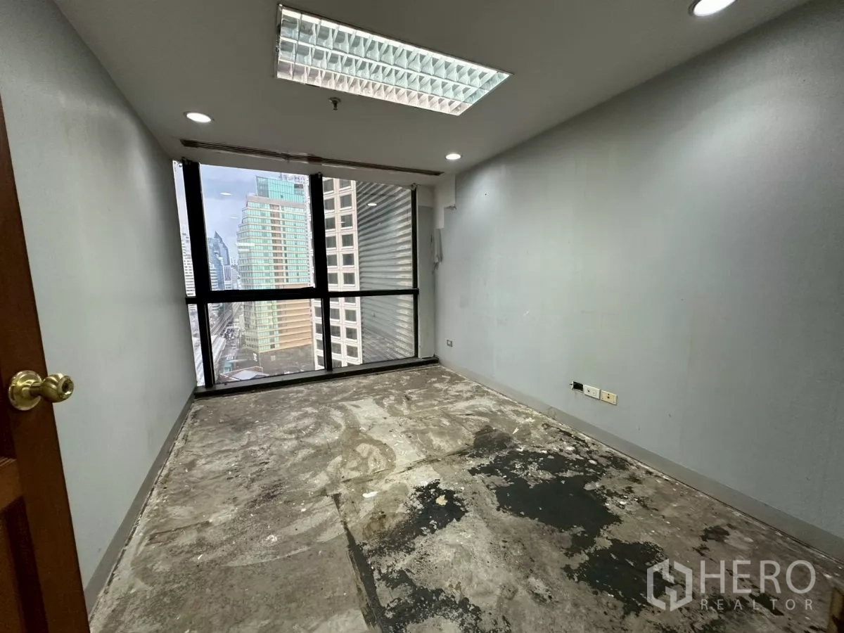 办公空间 出租在Khlong Toei, Bangkok - 小型办公室，筒灯与格栅天花，可观城市景色。