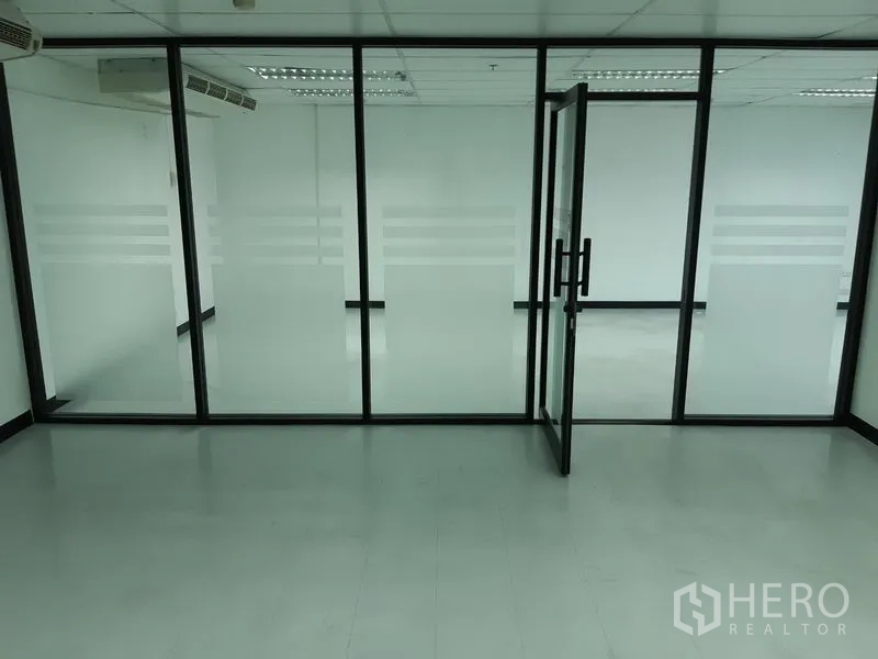 สำนักงาน ให้เช่าในWatthana, Bangkok - ห้องประชุมกั้นกระจกฝ้า โครงสีดำ