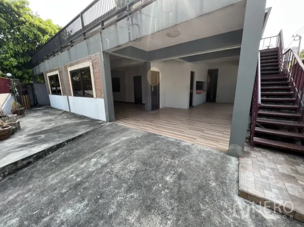 带办公室的家 出租在Watthana, Bangkok - 开放式车棚与一层空间，木纹地砖，旁侧楼梯通往二层。