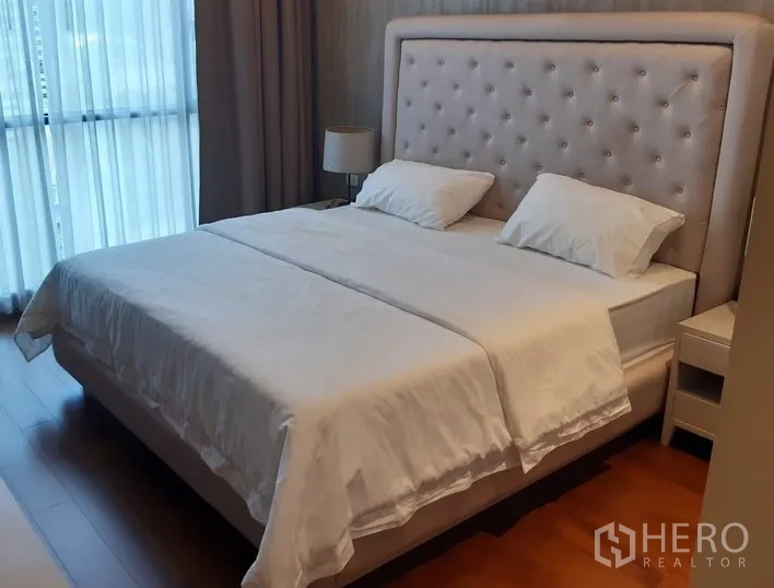 公寓 出租在Watthana, Bangkok - 主卧配纽扣软包床头、双人床、床头灯与窗帘。