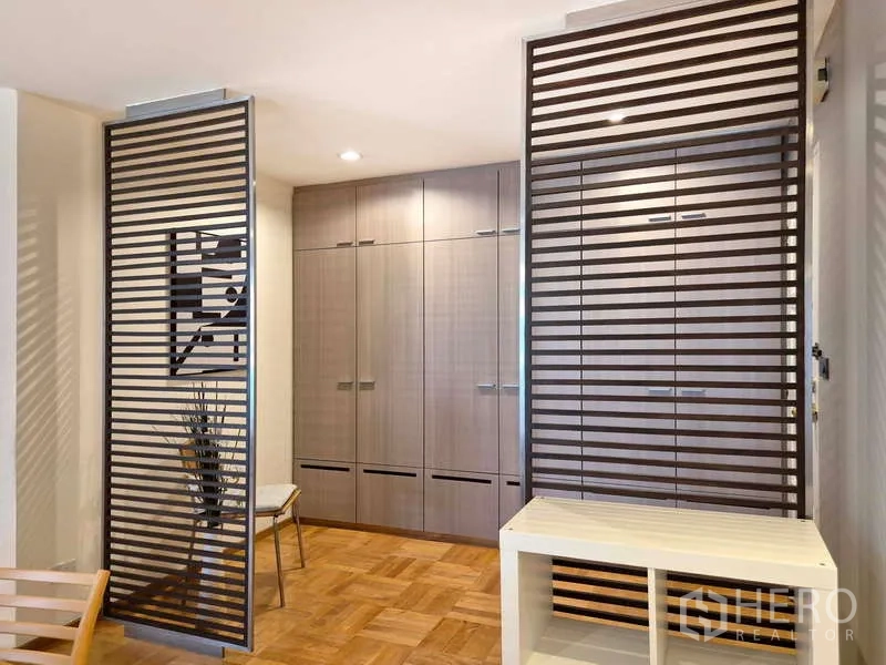 Condominium for rent in Yan Nawa, Bangkok - Foyer with twin slatted partitions, storage bench and floor-to-ceiling closets.