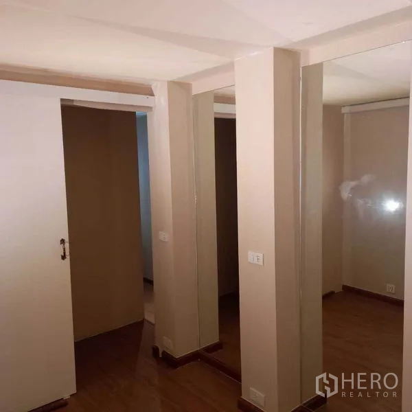 Shophouse for rent in Watthana, Bangkok - Partitioned fitting rooms or booths with mirrors and sliding doors