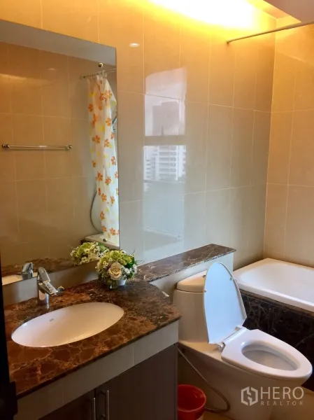 คอนโด ให้เช่าในWatthana, Bangkok - ห้องน้ำที่สองพร้อมท็อปหินอ่อน กระจกบานใหญ่ อ่างอาบน้ำ และหน้าต่างวิวเมืองบางส่วน