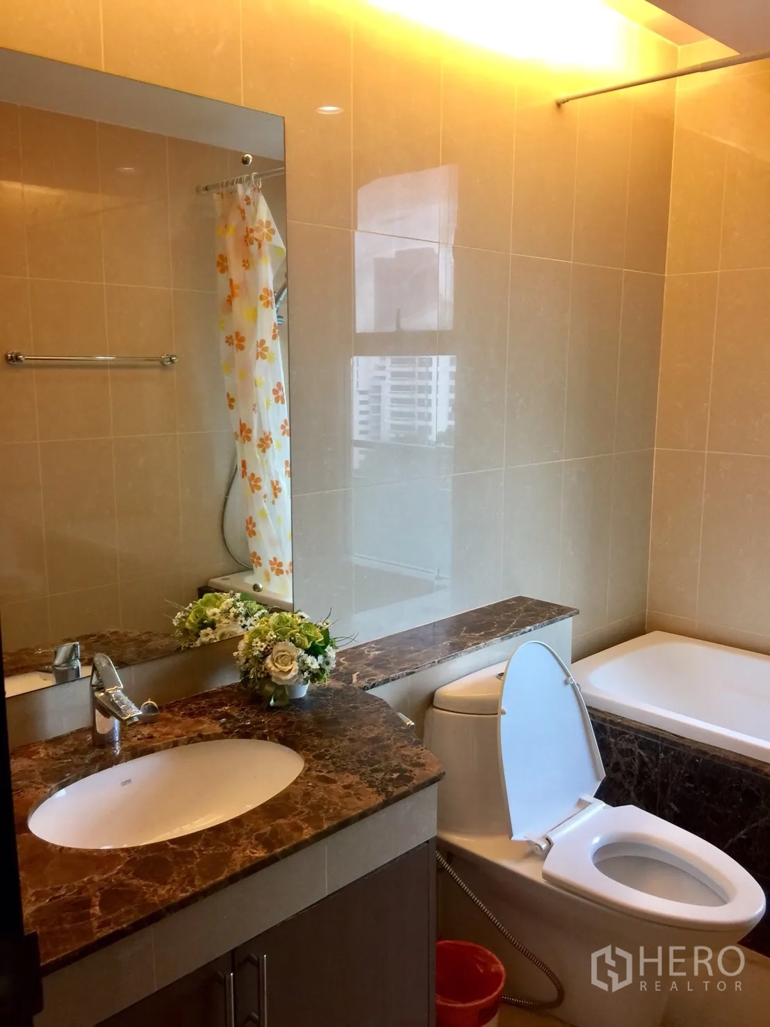 คอนโด ให้เช่าในWatthana, Bangkok - ห้องน้ำที่สองพร้อมท็อปหินอ่อน กระจกบานใหญ่ อ่างอาบน้ำ และหน้าต่างวิวเมืองบางส่วน