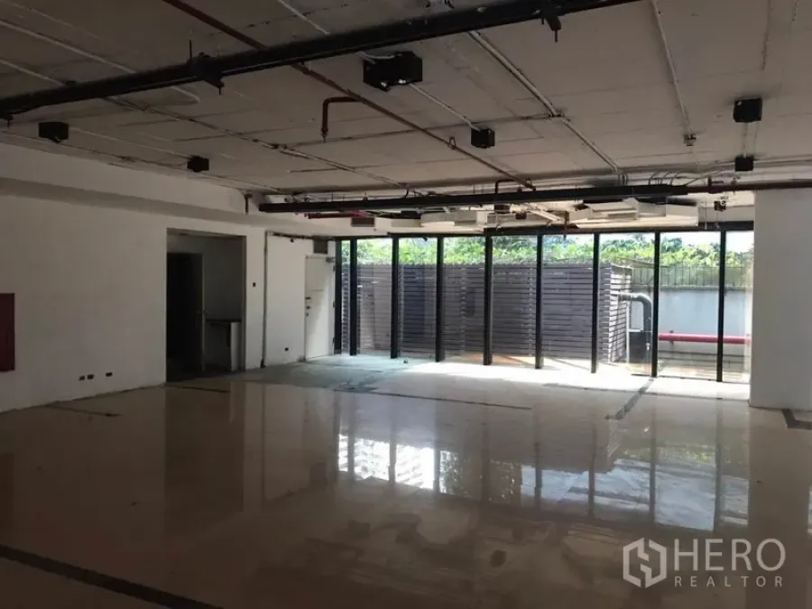 办公空间 出租在Watthana, Bangkok - 开放式办公室，亮面地坪，外露天花设备，落地玻璃通向私密户外区