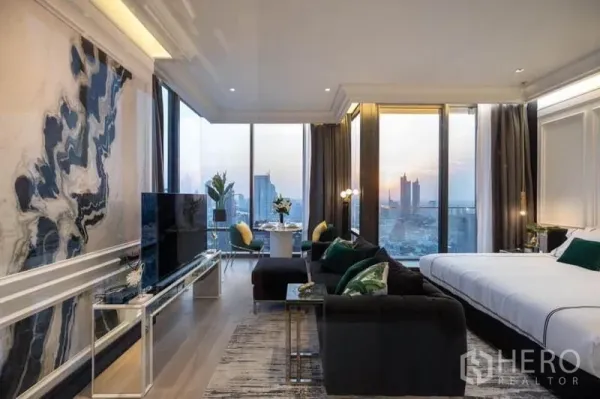 公寓 出租在Bang Rak, Bangkok - 开放式布局：沙发、电视、餐区与特大床，面向日落城景
