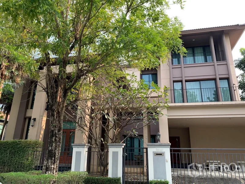 Detached House for rent or sale in Khan Na Yao, Bangkok - Front elevation of the detached house shaded by a large tree.