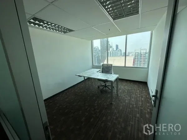 办公空间 出租在Watthana, Bangkok - 带大窗的角落办公室，L形办公桌与曼谷天际线景观。