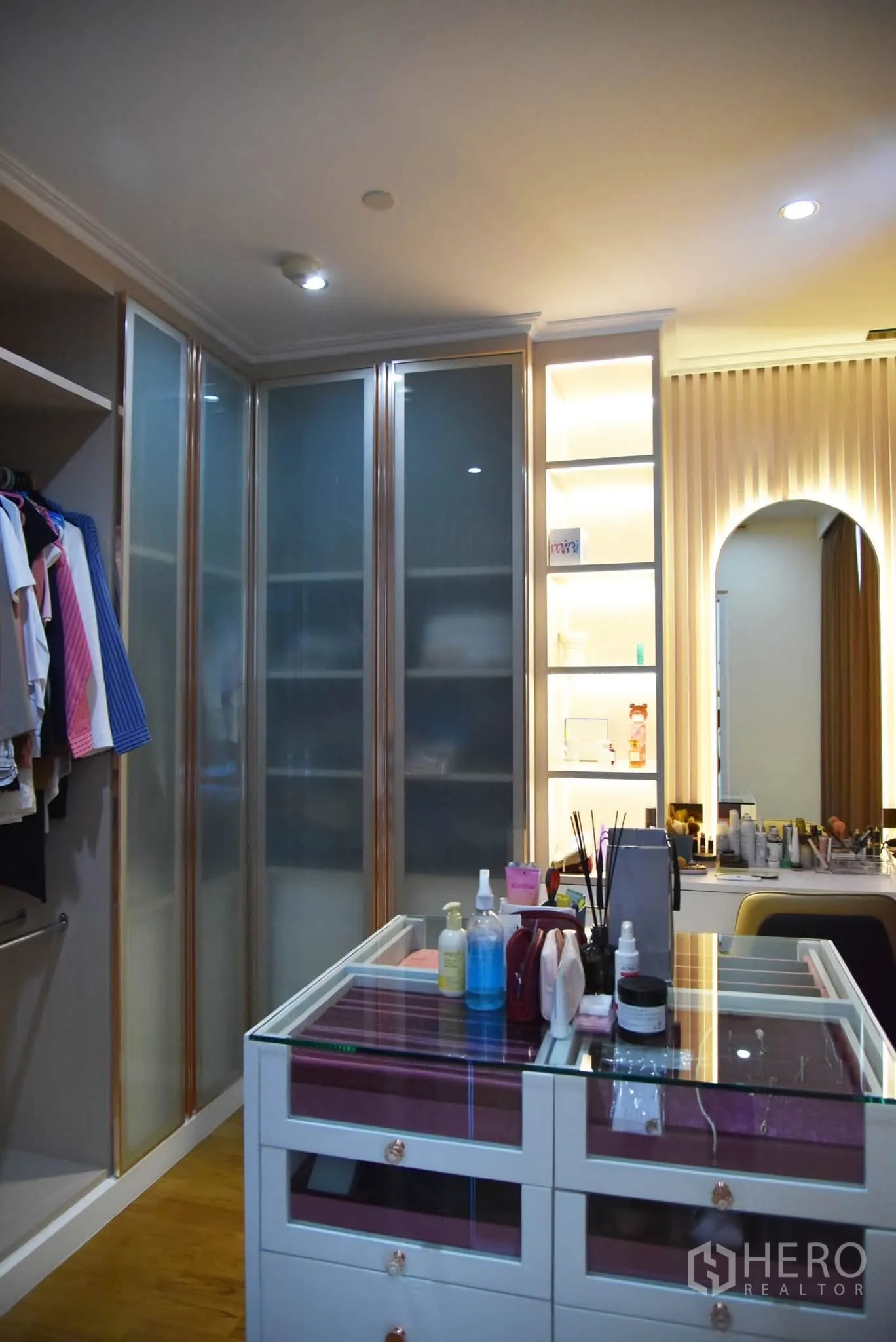 คอนโด for sale in Khlong San, Bangkok - วอล์กอินโคลเซ็ตพร้อมไอส์แลนด์ท็อปกระจก โต๊ะแต่งหน้า และชั้นโชว์มีไฟ