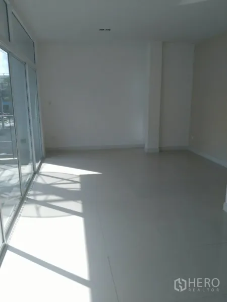 公寓 出租在Pathum Wan, Bangkok - 阳光充足的空房，落地推拉玻璃门与白色瓷砖地面