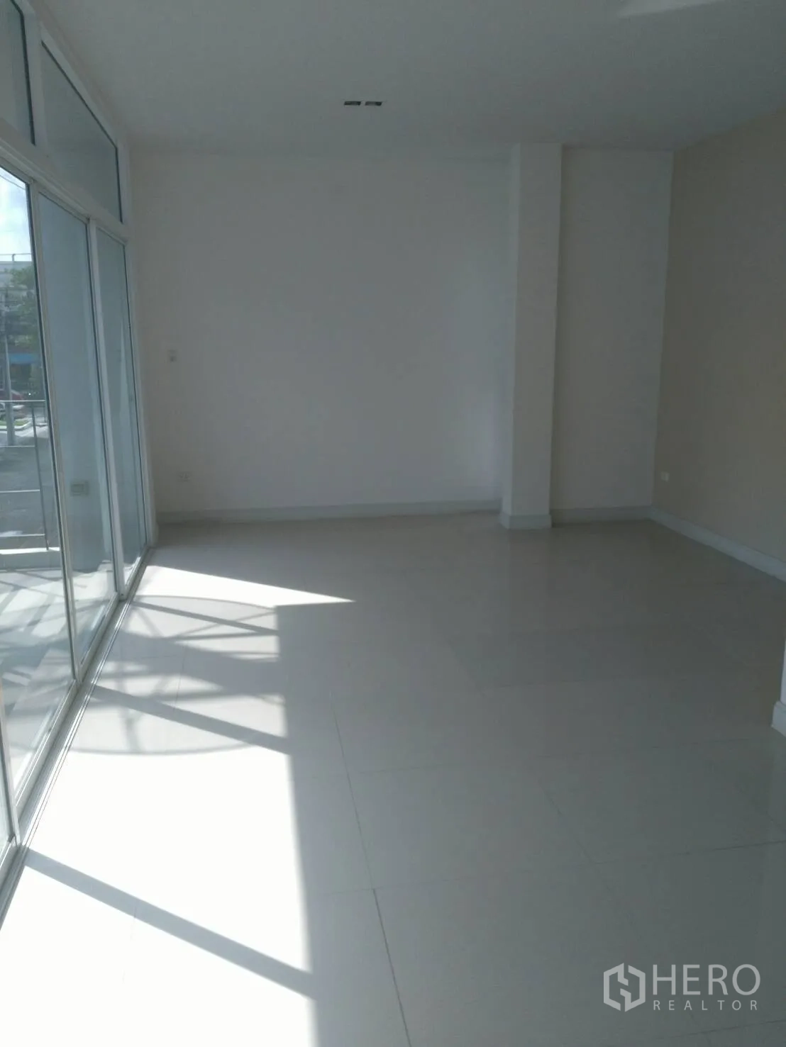 公寓 出租在Pathum Wan, Bangkok - 阳光充足的空房，落地推拉玻璃门与白色瓷砖地面