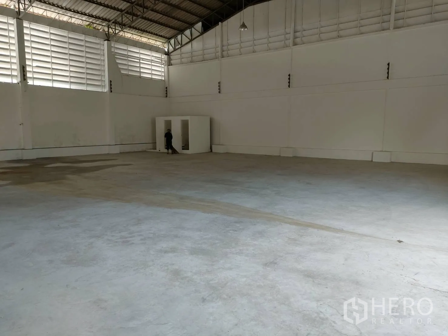 货栈 出租在Bang Sao Thong, Samut Prakan - 开放式仓库，平整地面，后方设有功能房间