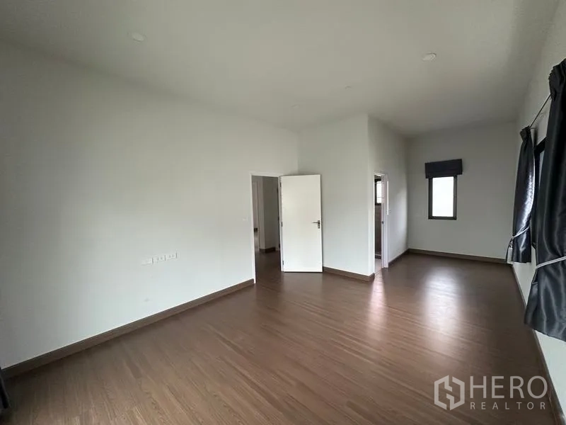 独立式住宅 出售在Khlong Sam Wa, Bangkok - 大卧室另一角度，见房门与转角窗