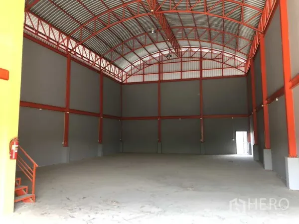 คลังสินค้า ให้เช่าในNonthaburi - ฮอลล์โกดังแบบไร้เสากลาง ผนังสูง แสงสว่างใต้สันหลังคา และพื้นคอนกรีตเรียบ