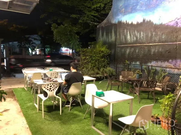 Retail Space for rent in Khlong Toei, Bangkok - Outdoor garden seating on artificial grass with white tables and street visibility.