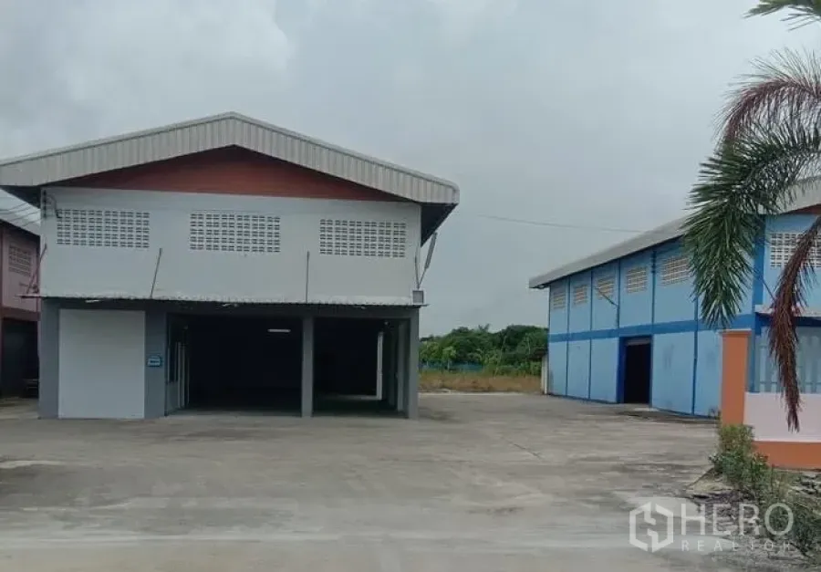 Factory for rent in Lat Lum Kaeo, Pathum Thani - Open driveway between two warehouse blocks with a covered loading bay and ample truck turning space.