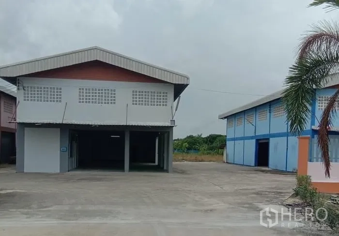 Factory for rent in Lat Lum Kaeo, Pathum Thani - Open driveway between two warehouse blocks with a covered loading bay and ample truck turning space.