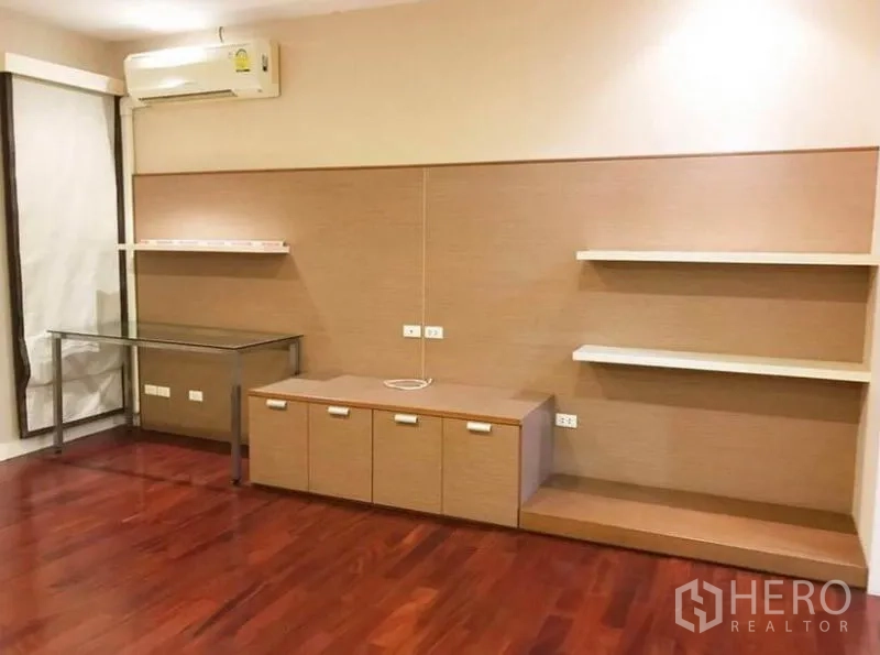 Townhouse for rent in Wang Thonglang, Bangkok - Multipurpose room with built-in shelves, cabinet unit and air conditioning.