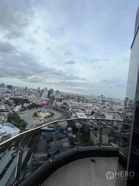 公寓 出租在Ratchathewi, Bangkok - 阳台远眺城市全景与下方环形道路。